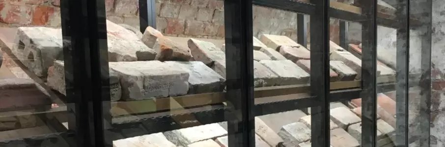 Экспозиция «Кирпичи и фрагменты архитектурного декора музея «Фридландские ворота»