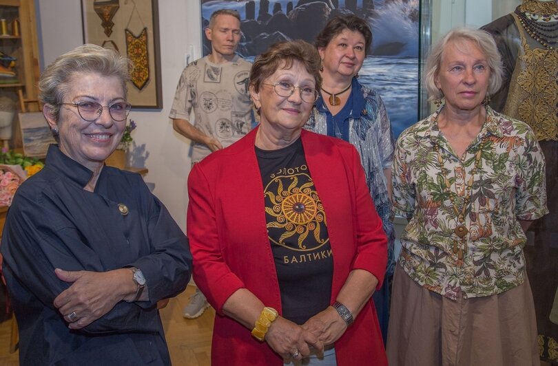Янтарь, вышитые солнца и сияющие кольчуги: модельер из Калининграда представила коллекцию, вдохновлённую Древней Русью (фото) - Новости Калининграда |  Фото: Владимир Бацев