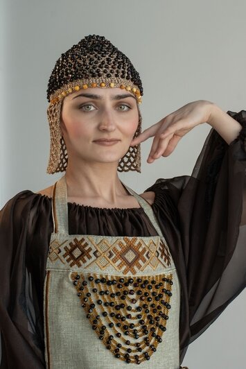 Янтарь, вышитые солнца и сияющие кольчуги: модельер из Калининграда представила коллекцию, вдохновлённую Древней Русью (фото) - Новости Калининграда | Фото: Наталья Фомина