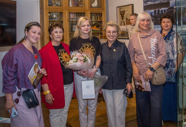 Янтарь, вышитые солнца и сияющие кольчуги: модельер из Калининграда представила коллекцию, вдохновлённую Древней Русью (фото) - Новости Калининграда |  Фото: Владимир Бацев