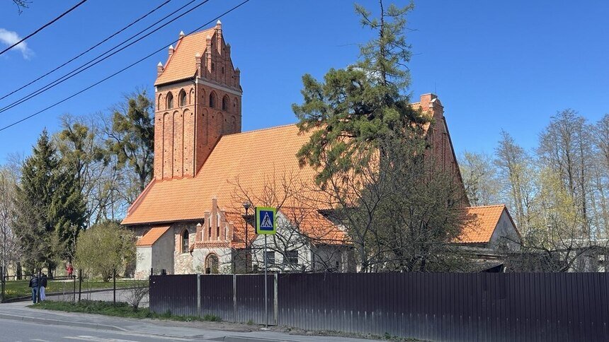 Черепица, красный кирпич и лес: в Гурьевске замок Нойхаузен и кирху включили в единый охранный комплекс - Новости Калининграда | Фото: архив «Клопс»