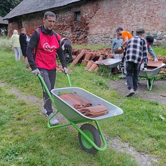 Покрасили, подмели и разобрали место под огород: 180 «Томов Сойеров» помогли привести в порядок замок в Черняховске - Новости Калининграда | Фото: сообщество «Замок Инстербург» / «ВКонтакте»