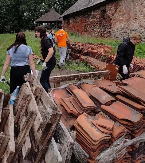 Покрасили, подмели и разобрали место под огород: 180 «Томов Сойеров» помогли привести в порядок замок в Черняховске - Новости Калининграда | Фото: сообщество «Замок Инстербург» / «ВКонтакте»